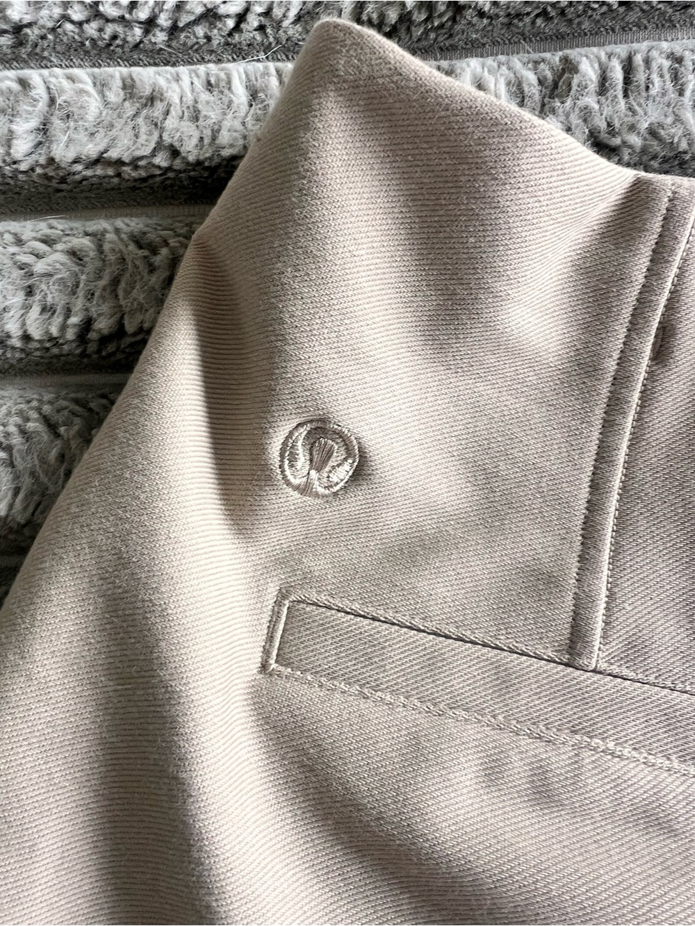 Lululemon Women's Cargo/Utility Pleated Short Beige Size 6 - Picture 6 of 7